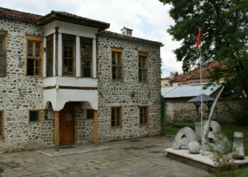 La prima scuola in lingua albanese fu aperta il 7 marzo del 1887, durante l’occupazione ottomana e fu fondata da un gruppo di patrioti albanesi del risorgimento nazionale.