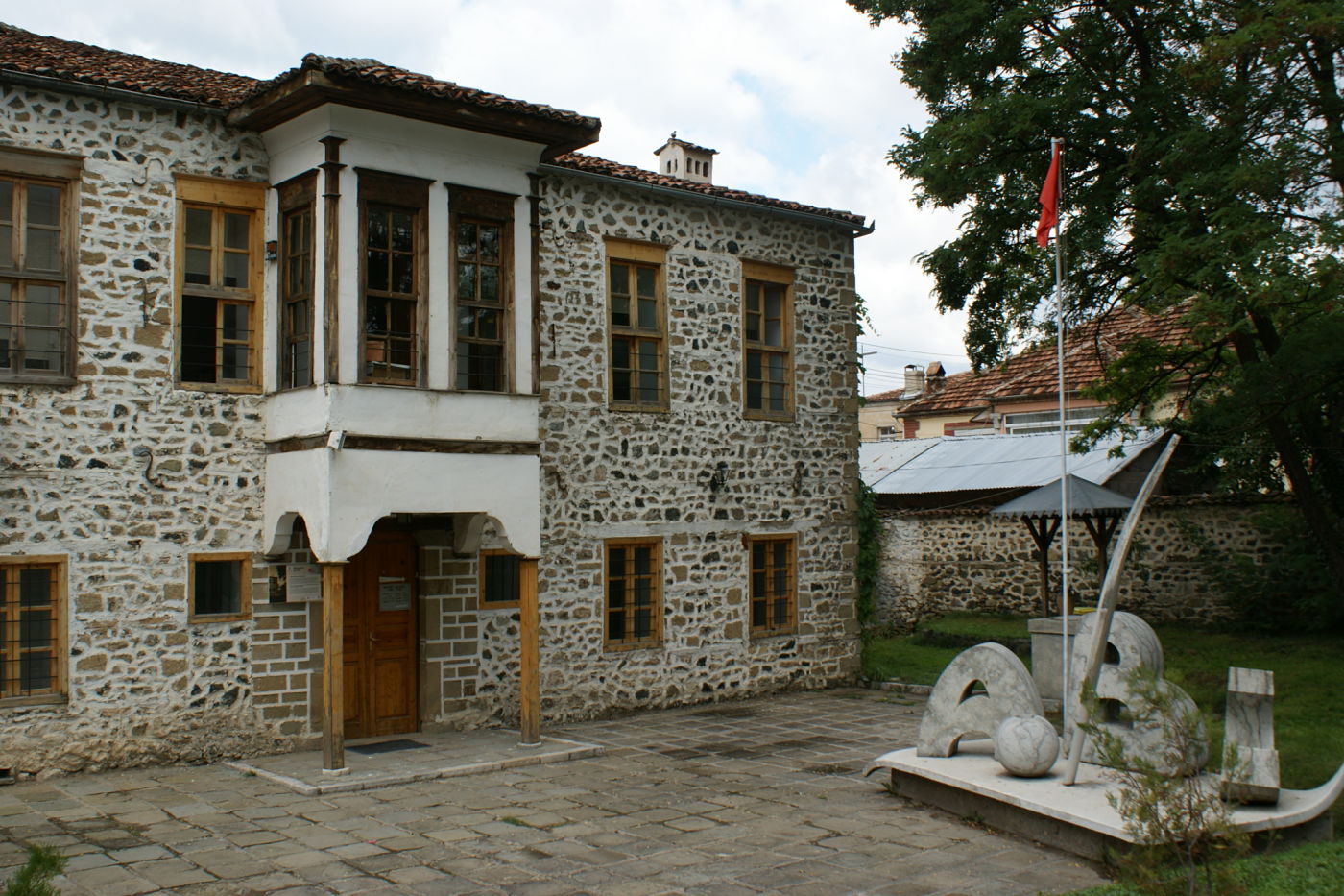 La prima scuola in lingua albanese fu aperta il 7 marzo del 1887, durante l’occupazione ottomana e fu fondata da un gruppo di patrioti albanesi del risorgimento nazionale.