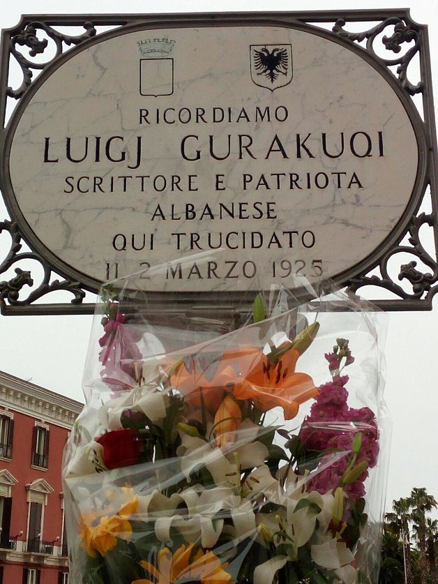 Targa commemorativa per Luigj Gurakuqi in prossimità del numero 48 di Corso Vittorio Emanuele II, ad angolo con Via Cairoli
