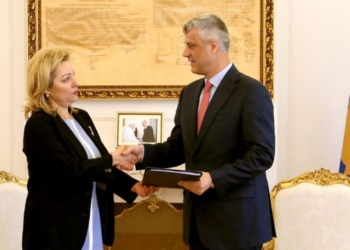 Il Rappresentante dell’UE, Nataliya Apostolova con il Presidente del Kosovo, Hashim Thaçi