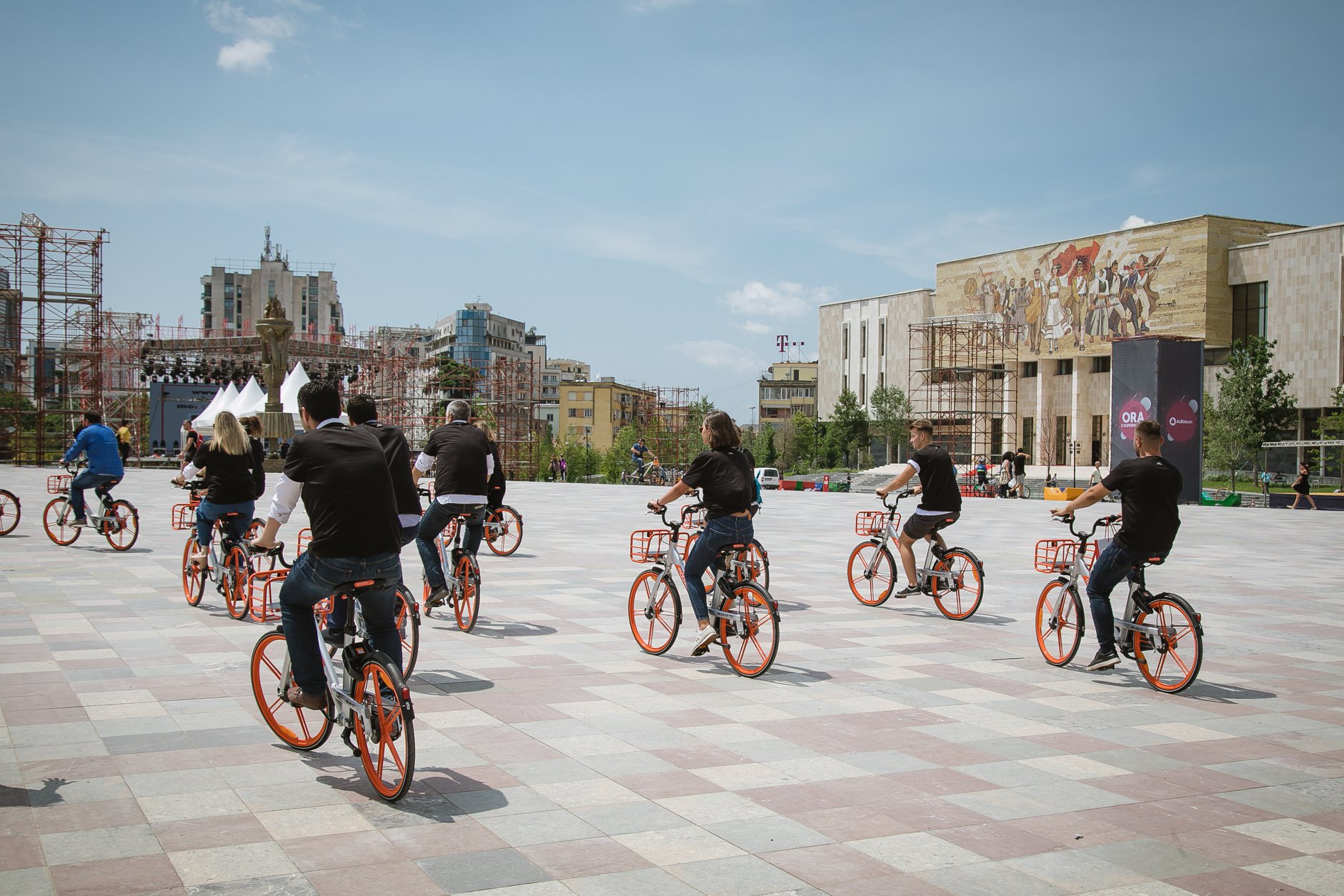 Mobike Albania in Piazza Scanderbeg
