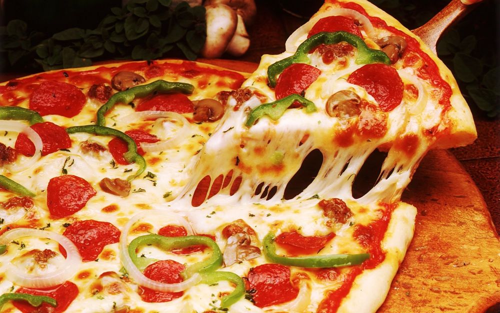 Pizza Ai Pepperoni piatti albanesi