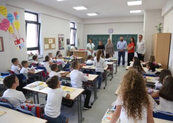 Ministro Dell'istruzione Albanese In Una Scuola