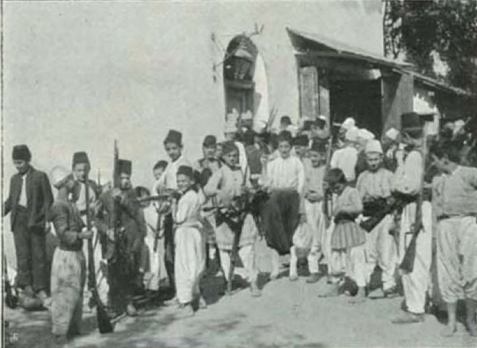 La distribuzione delle armi ai ragazzi musulmani di Scutari Shkoder Shkodra Albania