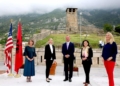 L'ambasciatrice americana Yuri Kim e il ministro della Cultura Elva Margariti con il loro staff a Kruja, Albania