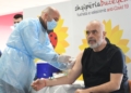 Edi Rama ricevendo la terza dose del vaccino presso lo stadio di Tirana