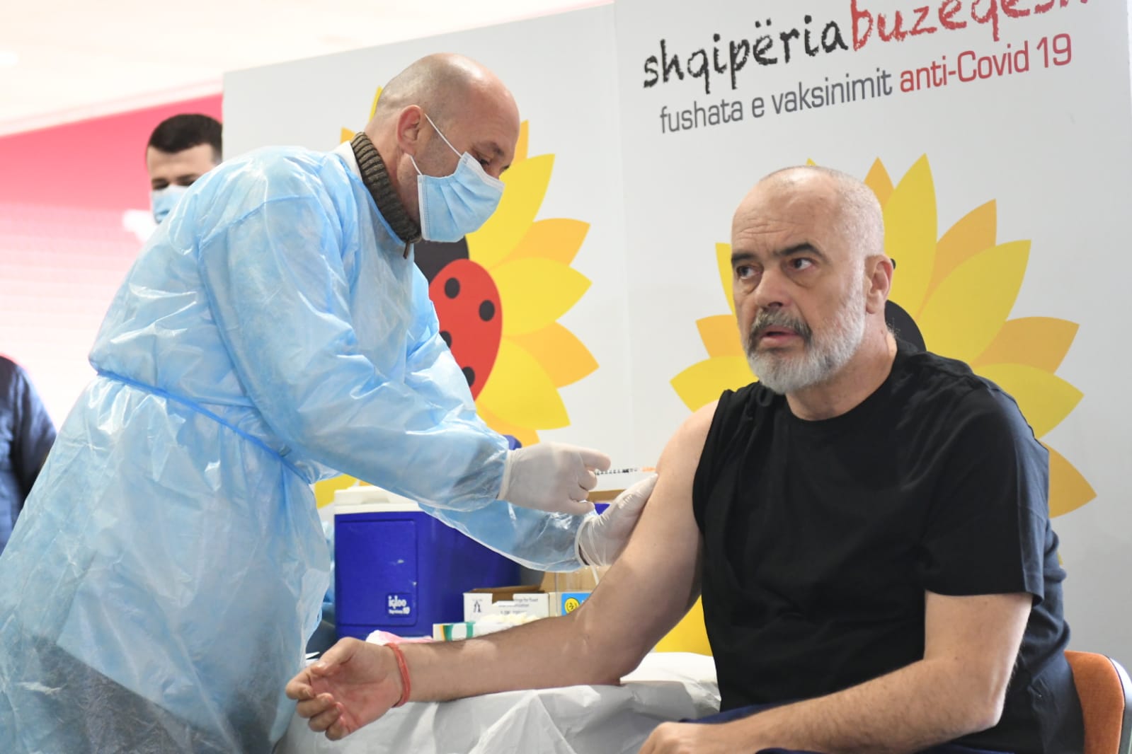 Edi Rama ricevendo la terza dose del vaccino presso lo stadio di Tirana