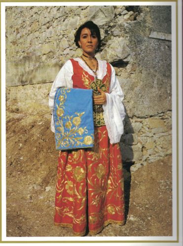 Piana degli Albanesi, donna in costume tradizionale femminile arbëreshe