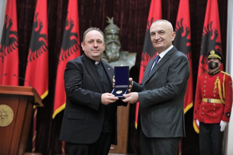 Don Marco Pagniello, direttore di Caritas Albania e Ilir Meta, Presidente d'Albania