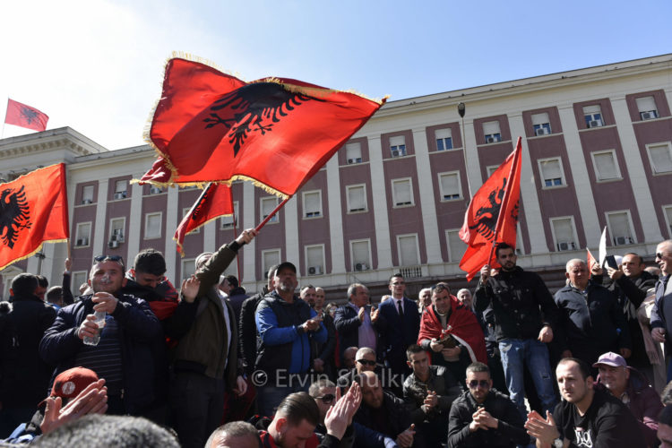 19 Marzo 2022 Tirana, Albania Bandiere Nazionali Sventolano Duranta La Manifestazione