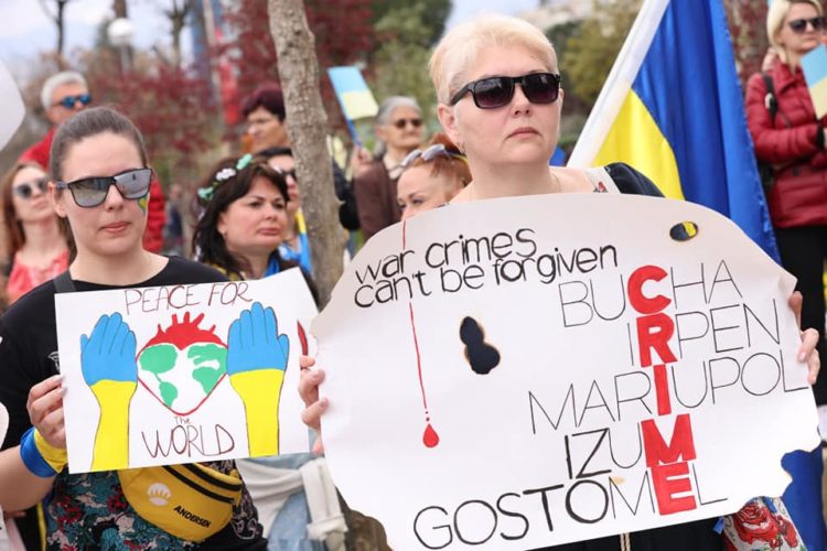 Tirana: albanesi e rifugiati ucraini marciando in solidarietà con il popolo ucraino