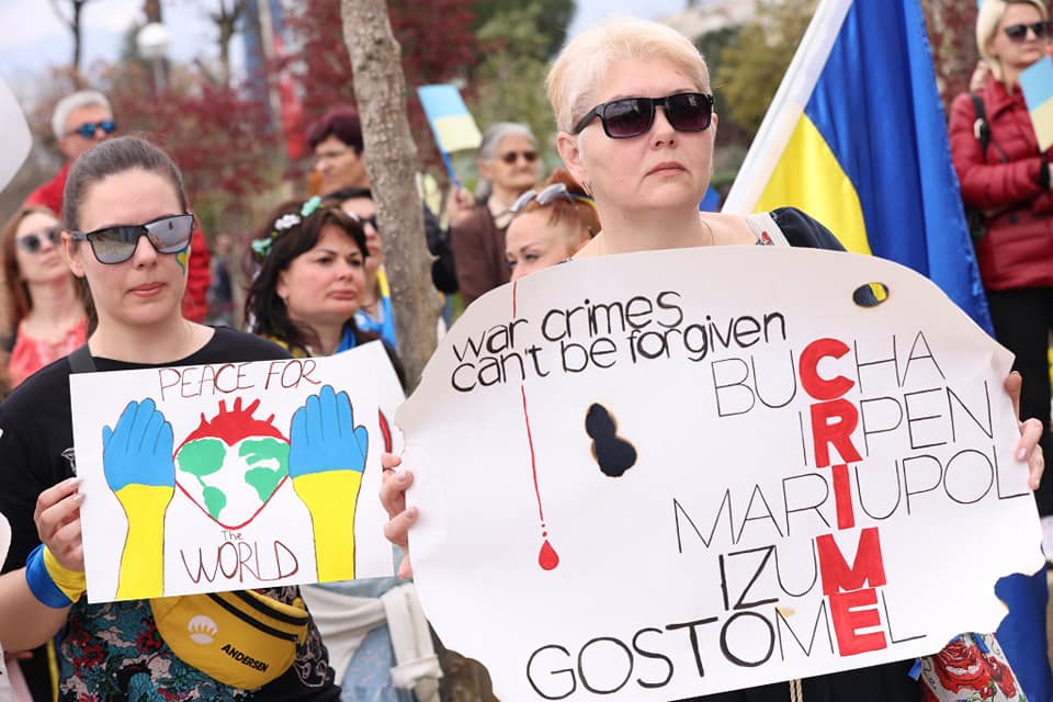 Tirana sta con l’Ucraina: grande adesione alla manifestazione in solidarietà al popolo ucraino