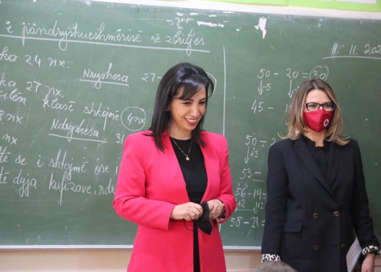 La ministra dell'Istruzione dell'Albania, Evis Kushi