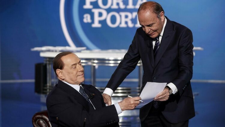 Berlusconi në Porta a Porta nënshkruan \"Paktin e Shën Valentinit\" me italianët